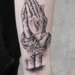 Betende Hände Tattoo auf dem Unterarm angefertigt von Mari Rocks im Tattoo-Atelier Tattoohütte Wieslauftal-Remstal bei Schorndorf