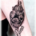realistische Hundepfote Tattoo im Fotorealismus mit dem Namen Luna auf dem Unterarm gestochen von Mari Rocks im Tattoo-Atelier Tattoohütte Wieslauftal-Remstal bei Schorndorf