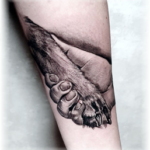 Hund gibt Mensch die Pfote realistisches Tattoo Foto gestochen von Mari Rocks im Tattoo-Atelier Tattoohütte Wieslauftal-Remstal bei Schorndorf
