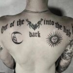 Rücken-Tattoo out of the dark into the light gestochen von Mari Rocks im Tattoo-Atelier Tattoohütte Wieslauftal-Remstal bei Schorndorf