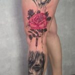 Realistische Rose Tattoo am Bein in Farbe gestochen von Mari Rocks im Tattoo-Atelier Tattoohütte Wieslauftal-Remstal bei Schorndorf